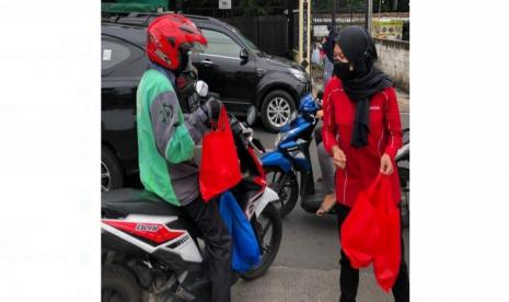 PT Fumida Pestindo Jaya atau yang dikenal sebagai perusahaan jasa anti rayap terkemuka di Indonesia rutin beri makanan untuk masyarakat tiap Jumat di kawasan Jagakarsa, Jakarta Selatan. PT Fumida Pestindo Jaya membagikan makanan tiap Jumat sebagai bentuk nyata kepedulian.