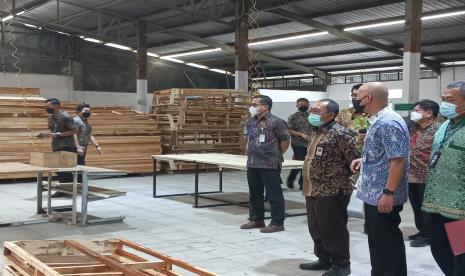 PT Golden Dacron yang menaungi merek furnitur Informa dan Selma menjalin kemitraan strategis dalam memproduksi dan memasarkan produk Tanah Air. PT Golden Dacron tengah membidik pasar ekspor ke beberapa negara. Baru-baru ini, produsen furnitur lokal itu melakukan ekspor perdana ke Singapura.