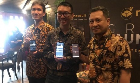 PT Hartadinata Tbk (HRTA) meluncurkan platform jual beli emas online bernama Masduit. Dalam aplikasi ini pengguna dapat membeli emas mulai dari 0,1 gram, Jakarta Selatan, Kamis (19/9). 