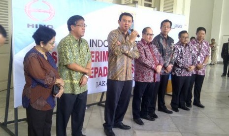 PT Hino Indonesia memberikan satu unit mobil pelayanan untuk perawatan dan perbaikan bus operasional Transjakarta di kantor Gubernur DKI Jakarta, Selasa (3/3)