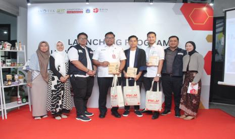  PT HM Sampoerna Tbk (Sampoerna), melalui Sampoerna Entrepreneurship Training Center (SETC) di bawah Payung Program Keberlanjutan Sampoerna Untuk Indonesia bersama Yayasan Inovasi Teknologi Indonesia (INOTEK), Badan Riset dan Inovasi Nasional (BRIN), dan Pemerintah Provinsi DKI Jakarta, meluncurkan Program UMKM Untuk Indonesia untuk Transformasi Digital 2024 di Jakarta, Rabu (6/3/2024).