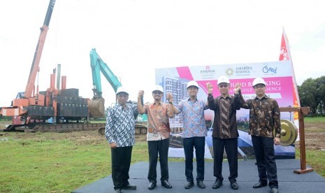 PT Jababeka Creed Residence melakukan penanaman tiang pancang pertama atau groundbreaking di lokasi proyek Kawana Golf Residence di Cikarang, Kabupaten Bekasi, Kamis (26/4).