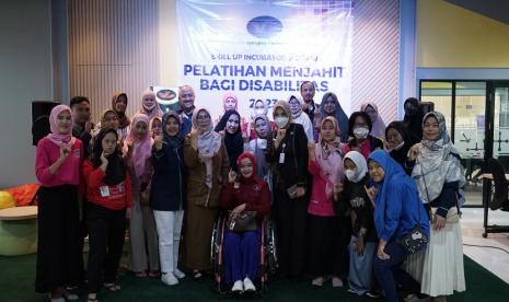 PT Jababeka Tbk melalui program corporate social responsibility Jababeka Bersahabat Ekonomi, yaitu SCUBA (Skill Up Incubator) berinisiatif memberikan pelatihan menjahit secara gratis bagi penyandang disabilitas