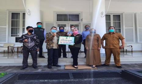 PT Jamkrida Jabar dan 8 BPR Beri Bantuan Rp 230 Juta untuk Penanganan Covid-19 di Jabar. Dana CSR tersebut diterima langsung oleh Atalia Praratya Ridwan Kamil selaku Ketua Umum lembaga Jabar Bergerak, Selasa (31/3).