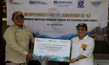 PT Jamkrindo melanjutkan kegiatan sosialnya dalam rangkaian kegiatan sosial menyambut HUT ke-52 yang puncaknya akan dilaksanakan pada 1 Juli 2022. Kali ini perusahaan yang bergerak bidang penjaminan kredit tersebut melakukan kegiatan sosial berupa penanaman terumbu karang dan pemberian bantuan sosial kepada anak yatim piatu di Ujung Genteng, Kabupaten Sukabumi.