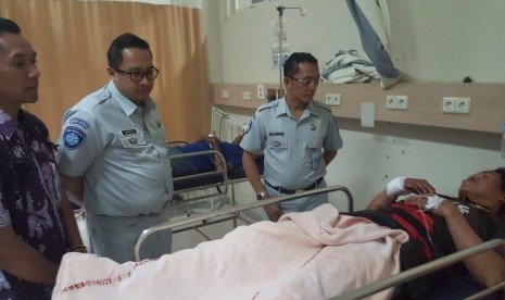 PT Jasa Raharja menjenguk korban kecelakaan maut di Kabupaten Semarang, Jawa Tengah, Selasa (30/8).