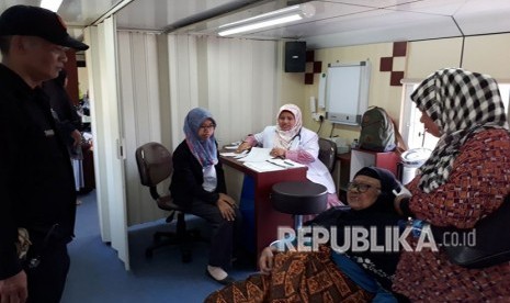 PT KAI Daop 2 Bandung, memberikan pelayanan kesehatan melalui program Rail Clinic di Stasiun Sukatani, Kabupaten Purwakarta, Rabu (11/4). Layanan kesehatan yang diberikan perusahaan BUMN ini, yakni pemeriksaan kesehatan umum, pemeriksaan mata dan gigi.