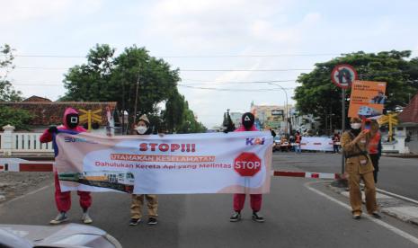 PT KAI Daop 3 Cirebon bersama mahasiswa UGJ dan komunitas Edan Sepur Wilayah Cirebon melaksanakan kegiatan sosialisasi keselamatan pada perlintasan kereta api di Jalan Kartini, Kota Cirebon, Rabu (10/11). 