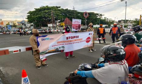 PT KAI Daop 3 Cirebon bersama mahasiswa UGJ dan komunitas Edan Sepur Wilayah Cirebon melaksanakan kegiatan sosialisasi keselamatan pada perlintasan kereta api di Jalan Kartini, Kota Cirebon, Rabu (10/11). KAI tegas melarang masyarakat berada di jalur kereta api untuk aktivitas apapun.