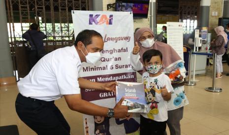 PT KAI Daop 3 Cirebon memberikan souvenir bagi para penumpang cilik di Stasiun Cirebon dan Stasiun Cirebon Prujakan, yang bisa menghafal lima surat dalam Alquran, Selasa (19/4/2022).