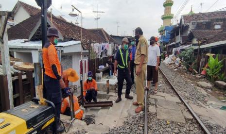 PT KAI Daop 8 Surabaya melakukan penutupan terhadap dua perlintasan liar di Kota Malang.