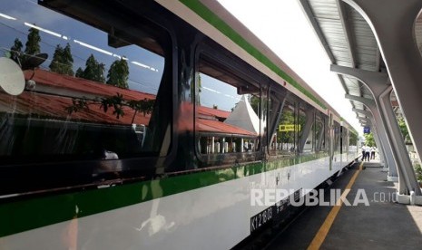 Kereta melintas di Padang (ilustrasi). KAI Divre II Sumbar menyemprot kereta dengan disinfektan.