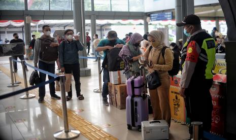 PT. KAI menghapus syarat perjalanan menggunakan hasil tes negatif RT-PCR bagi penumpang kereta jarak jauh yang belum vaksin booster dan mewajibkan penumpang usia 18 tahun keatas sudah melakukan vaksin booster serta penumpang usia 6-17 tahun minimal sudah melakukan vaksin kedua.