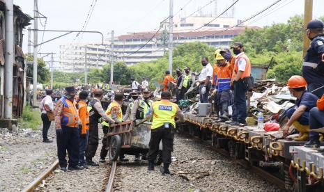 PT Kereta Api Indonesia Daerah Operasional (KAI Daop) 1 Jakarta menertibkan bangunan liar di lahan milik PT KAI di antara Stasiun Angke hingga Stasiun Kampung Bandan, Jakarta Utara, Jumat (11/2/2022).