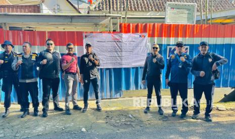 PT Kereta Api Indonesia (KAI) daerah operasi 2 Bandung menertibkan aset bangunan rumah seluas 241 meter persegi di Jalan Rakata nomor 21, Kecamatan Sumur Bandung, Kota Bandung