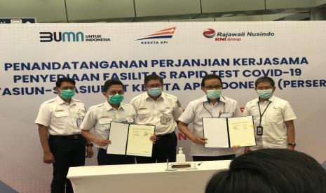 PT Kereta Api Indonesia (Persero) atau KAI dan anak usaha PT Rajawali Nusantara Indonesia yakni PT Rajawali Nusindo di Stasiun Pasar Senen, Senin (27/7) melakukan penandatangann kerja sama penyediaan rapid test di 12 stasiun KAI. 