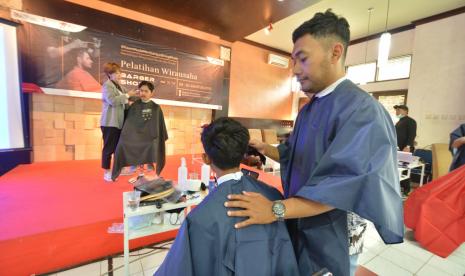 PT Kilang Pertamina Internasional  (KPI) Refinery Unit VI Balongan melalui impelentasi program CSR (Corporate Social Responsibility) menyelenggarakan pelatihan Barbershop bagi 15 pemuda yang berasal dari wilayah Kecamatan Balongan, Kabupaten Indramayu.