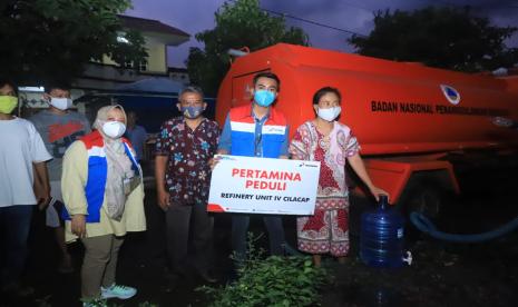 PT Kilang Pertamina Internasional (KPI) Unit Cilacap bergerak cepat menyalurkan berbagai bantuan, dari logistik hingga air bersih bagi warga di wilayah sekitar operasional kilang. Kegiatan ini dilakukan merespon insiden kebakaran di tangki 36 T – 102, yang terjadi pada Sabtu malam (13/11) yang kemudian berhasil dipadamkan pada Ahad pagi (14/11).  