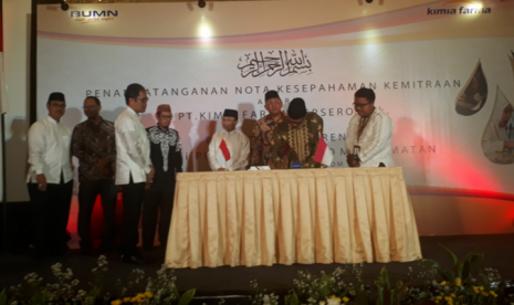  PT Kimia Farma (Persero) Tbk melakukan penandatanganan dengan  pimpinan 30 Pondok Pesantren di West Mall Grand Indonesia, Jakarta Pusat,  Rabu (28/11).