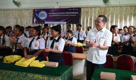 PT Kimia Farma Tbk memberikan kontribusi dalam dunia pendidikan melalui program Kimia Farma Mengajar tahun 2023. Program ini merupakan bentuk kepedulian perusahaan dalam meningkatkan kualitas pendidikan, terutama pendidikan kesehatan, yang sejalan dengan tujuan pembangunan berkelanjutan untuk menciptakan pendidikan yang berkualitas. 