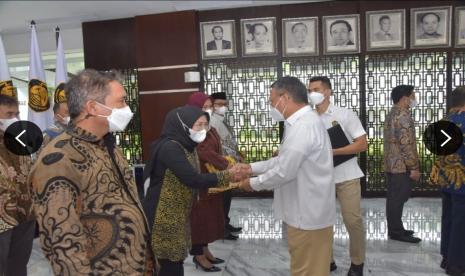 PT KPI RU VI Balongan berhasil membuat produk inovasi diversifikasi gas oil for anti-foam (Go Foam). Keberhasilan membuat produk diversifikasi itu berbuah penghargaan Dharma Karya Energi dan Sumber Daya Mineral dari Kementerian ESDM Republik Indonesia.