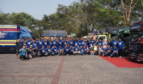  PT Krama Yudha Tiga Berlian Motors (KTB)menggelar acara kumpul komunitas dengan salah satu komunitas Canter di arena GIIAS, Ahad (21/7/2024).