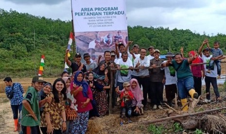 PT Lestari Asri Jaya (LAJ) perusahaan pengelola Hutan Tanaman Industri (HTI) Karet menggelar kegiatan tanam perdana pertanian terpadu yang merupakan bagian dari program pembinaan dan pelatihan kepada petani penggarap skala kecil.