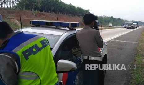 Petugas melakukan patroli di jalan tol (ilustrasi). Kementerian PUPR meminta operator meningkatkan pengawasan dan patroli di jalan tol.