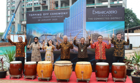 PT Lippo Karawaci Tbk melaksanaan seremoni penutupan atap (topping off) Eastern Tower Apartment-Embarcadero Bintaro. 