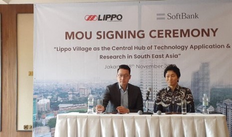 PT Lippo Karawaci Tbk menggandeng Softbank Corp dari Jepang untuk mengembangkan dan menyebarkan solusi ekosistem berbasis Artificial Intelligence (AI) dan Internet of Things (IoT) di bidang real estate dan mobilitas Indonesia, di Jakarta, Kamis, (28/11).