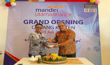 PT Mandiri Utama Finance (MUF), anak perusahaan PT Bank Mandiri (Persero) Tbk yang bergerak di bidang pembiayaan, meresmikan kantor cabang baru di Jawa Tengah, yaitu Kabupaten Klaten pada Rabu (3/7/2024). MUF Klaten beralamat di Jalan Mayor Kusmanto Nomor 1 A, Kelurahan Barenglor, Kecamatan Klaten Utara.   Regional Division Head Jawa Tengah Thomas Hanawan hadir meresmikan kantor cabang MUF Klaten. 