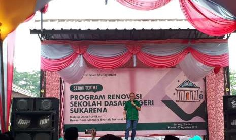 PT Manulife Aset Manajemen Indonesia menggandeng Dompet Dhuafa untuk menyalurkan dana purifikasi reksadana Manulife Syariah Sektoral Amanah sejumlah lebih dari Rp 285 juta ke SDN Sukarena, Serang, Banten, Kamis, (23/8). 