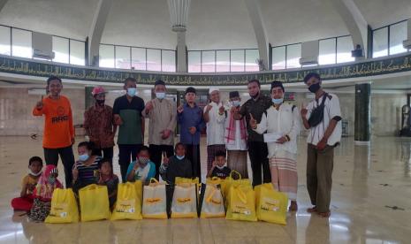 PT Maybank Indonesia Divisi Shariah bersinergi dengan Lembaga Kemanusiaan Indonesian Relief Rescue (IRRES) dalam membantu biaya operasional Mesjid dan Duafa Kecamatan Pulo Gadung Jakarta Timur. 