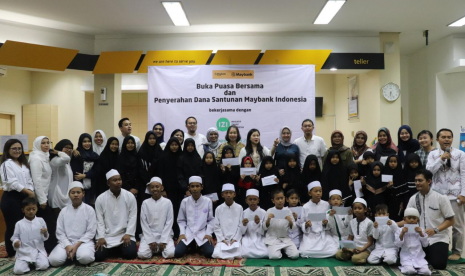 PT Maybank Syariah Indonesia cabang Jakarta Timur bersama Inisiatif Zakat Indonesia (IZI), mengadakan buka puasa bersama dengan anak yatim serta memberikan mereka santunan, pada Jumat (17/5).