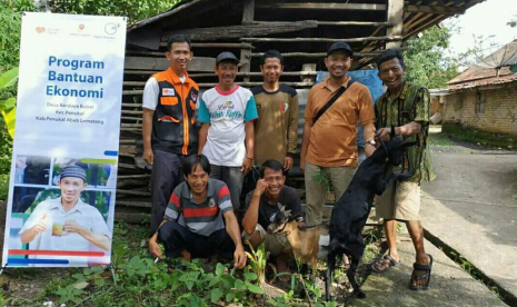     PT Medco E&P bersama Rumah Zakat menggulirkan program bantuan wirausaha kepada kelompok ternak kambing dan ikan lele.