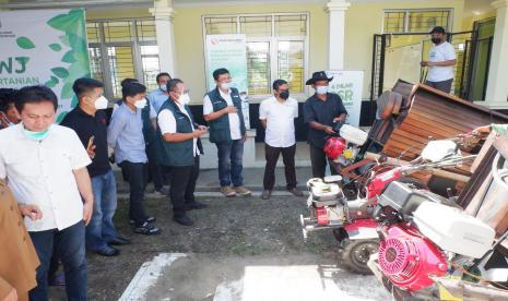  PT Migas Hulu Jabar ONWJ (MUJ ONWJ) menyalurkan Program Corporate Social Responsibility (CSR) kepada petani di Juntinyuat, Kabupaten Indramayu berupa 1 unit pompa air, 1 unit mesin traktor roda dua, 1 unit traktor mini, 2 unit mesin perontok padi.