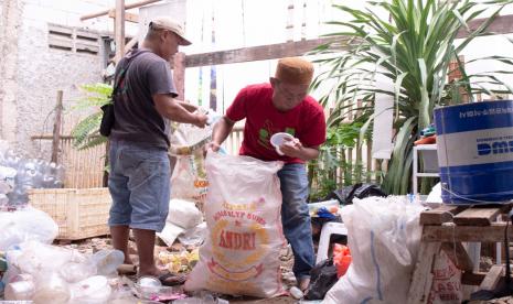 PT Mitra Pinasthika Mustika Tbk (MPMX) ikut bergerak untuk memerangi masalah penumpukan sampah dengan menginisiasi Program Mitra Olah Sampah atau Program MILAH dan mendirikan bank sampah pertama yang berlokasi di Ciledug, Kota Tangerang dan diberi nama Bank Sampah Sumber Mutiara Tangerang.