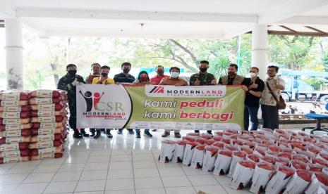 PT Modernland Realty Tbk menyalurkan bantuan paket sembako bagi masyarakat terdampak Covid-19 di sekitar proyek yang dikembangkan tiga anak usahanya. Ketiganya adalah Kota Modern dan Kota Baru Modernland Cilejit, Tangerang; serta di kawasan industri Modern Cikande, Serang, Banten.