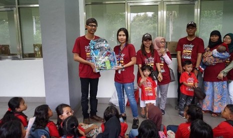 PT Muara Cipta Kreasi (MCK) yang bergerak di bidang jasa desain dan percetakan, dengan menggandeng Yayasan Tri Kusuma Bangsa melakukan kepedulian sosial terhadap anak-anak jalanan di Kawasan Kota Tua, Jakarta Barat, Ahad (24/2).