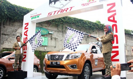 PT Nissan Motor Indonesia (NMI) melepas tim ekspedisi Navara ‘Jelajah Tanpa Batas’ yang akan menjelajah 50 gunung mulai dari Flores-Sumbawa-Lombok-Bali-Jawa-Sumatra selama 40 hari, Jumat (15/4). 