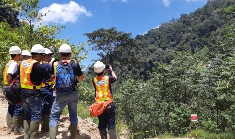 PT NSHE sedang meninjau site pembangunan PLTA Batang Toru, Sitandiang, Tapsel, Kamis (2/5). 