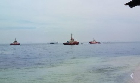 PT Nusantara Regas bersama PT Pertamina Trans Kontinental dan aparat gabungan menggelar simulasi pengamanan kapal atau Exercise International Ships and Port Facility Securities (ISPS) Code di area Pulau Ayer, Kepulauan Seribu, Jakarta, Kamis (14/3). 