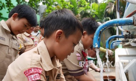 Siswa di sekolah membiasakan mencuci untuk selalu menjaga kebersihan dan kesehatan lingkungan sekolah (ilustrasi) 