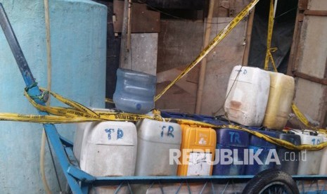 PT PAM Lyonnaise Jaya (PALYJA) operator penyediaan dan pelayanan air minum di wilayah Barat Jakarta melakukan operasi pemutusan sambungan illegal, di Kali Baja, Jakarta Utara .