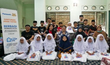 PT Panasonic Gobel Indonesia (PGI) menggelar Panasonic Berbagi: Santunan Kepada Anak Yatim Piatu dan Dhuafa di Yayasan Al Mawadah, Tangerang Selatan, Banten. Santunan yang diberikan berupa seperangkat alat sholat dan uang tunai.