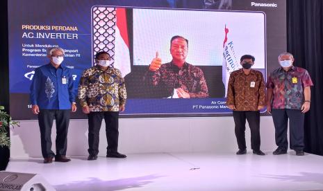 PT Panasonic Manufacturing Indonesia melakukan produksi perdana  AC Inverter guna mendukung substitusi impor Kementerian Perindustrian Republik Indonesia, di Jakarta, Selasa (16/11).