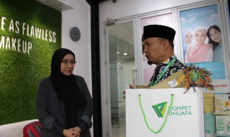 PT Paragon menyalurkan zakat perusahaan sebesar Rp 4 milliar kepada Dompet Dhuafa. Dana zakat itu, nantinya dipergunakan sebagai dana pendidikan.