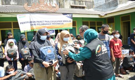 PT Pelabuhan Indonesia bersama Aksi Cepat Tanggap salurkan bantuan perlengkapan sekolah 180 siswa mandrasah di Bandar Lampung, Sabtu (17/10). 