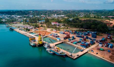 Pelabuhan Tanjungpinang, Kepulauan Riau. Satgas Covid-19 Kepri mengingatkan agar pihak pengelola armada laut, darat dan udara menerapkan sistem jaga jarak.