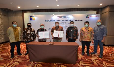 Direktur Operasional dan Komersial Pelindo 1 Ridwan Sani Siregar (keempat kanan) dan Deputi IV Bidang Pengusahaan BP Batam Syahril Japarin (ketiga kiri) melakukan penandatanganan kerjasama pemanduan dan penundaan kapal